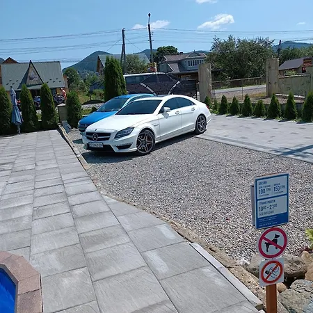 янчар з басейном Vakantiehuis Mykulychyn