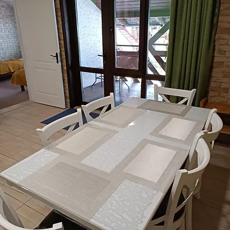 янчар з басейном * Mykulytschyn