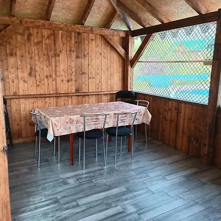 янчар з басейном