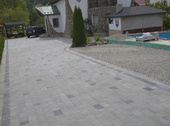 янчар з басейном Vakantiehuis Mykulychyn