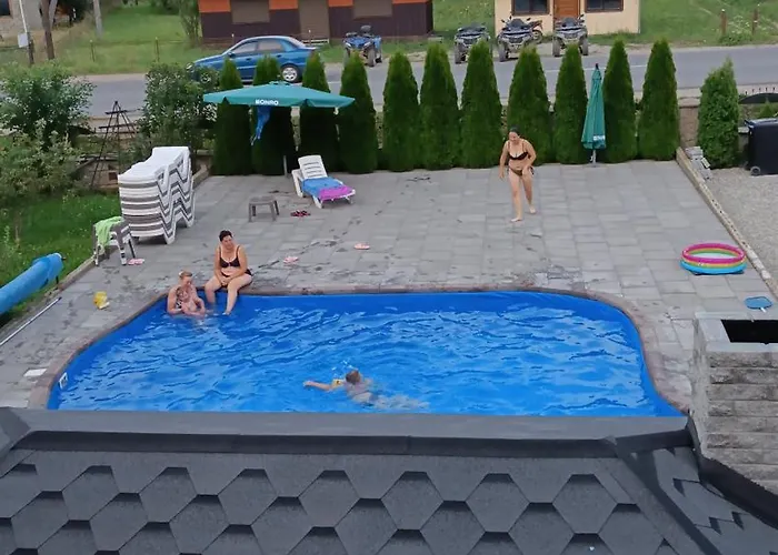 янчар з басейном Holiday home Mykulychyn