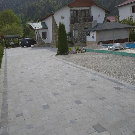 янчар з басейном Prázdninový dům Mykulyčyn