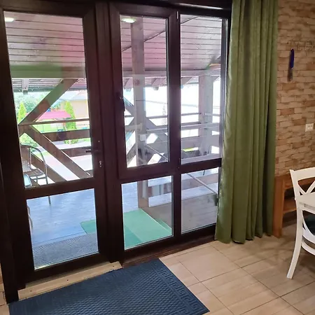 янчар з басейном *