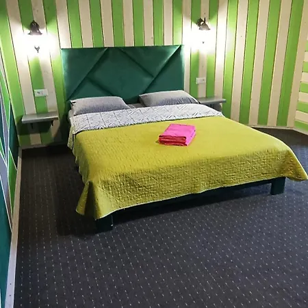 янчар з басейном